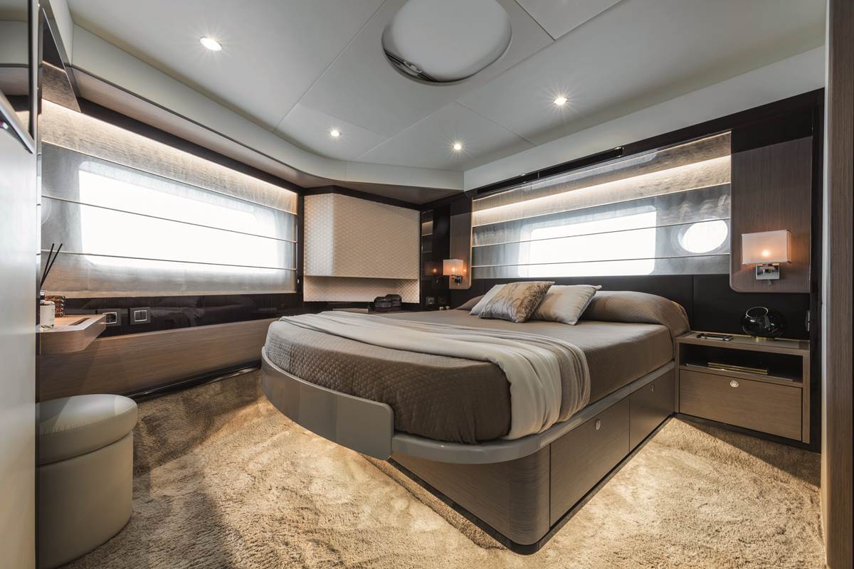 21-Absolute-Navetta48-MasterCabin.jpg